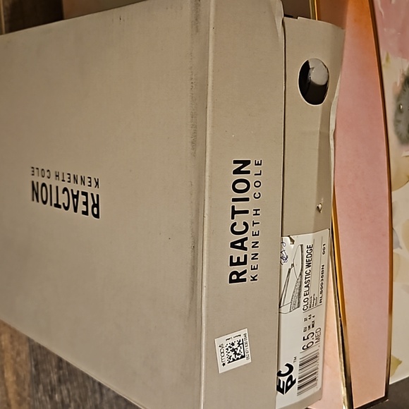 Kenneth Cole black wedges with elastic straps size 6.5 - Picture 4 of 8